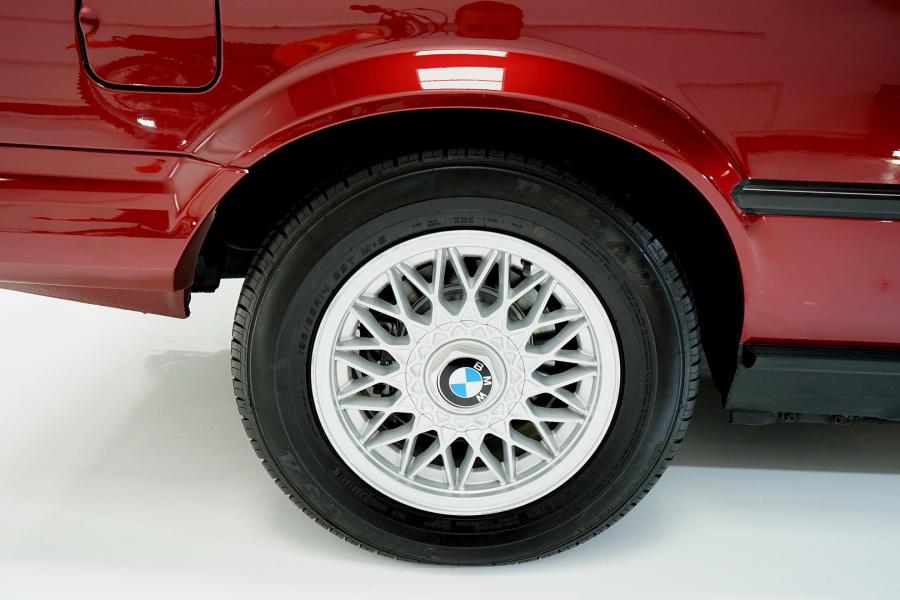 Колеса BMW 325i Convertible (Calypso Red) 1990 года  (фото 190 из 190)